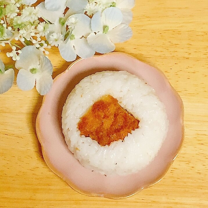 好きなおかず♪おにぎり(冷凍食品とんかつ)